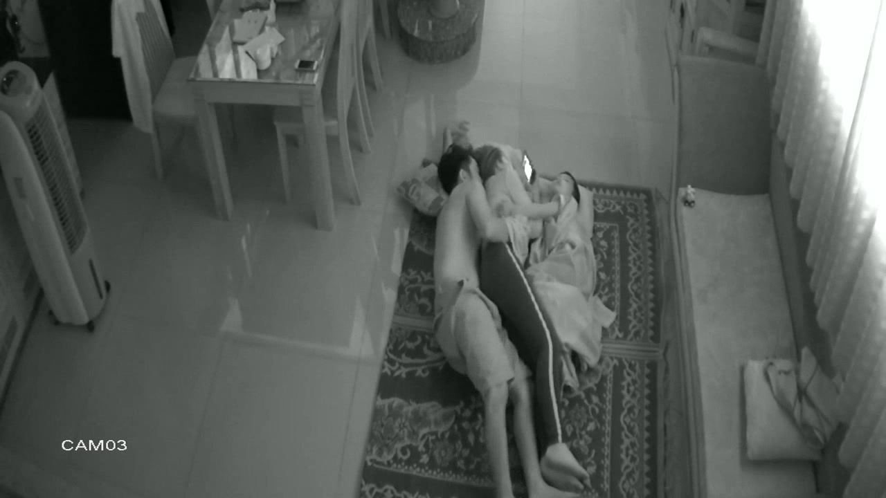 Hackers hacked into the home webcam to secretly film a couple having sex. The noise was so loud that it woke up the child, who was calmly playing with his phone nearby           